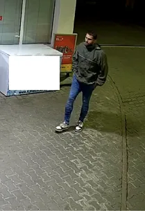 Policie by si ráda v souvislosti s případem popovídala s mužem ze záběru bezpečnostních kamer