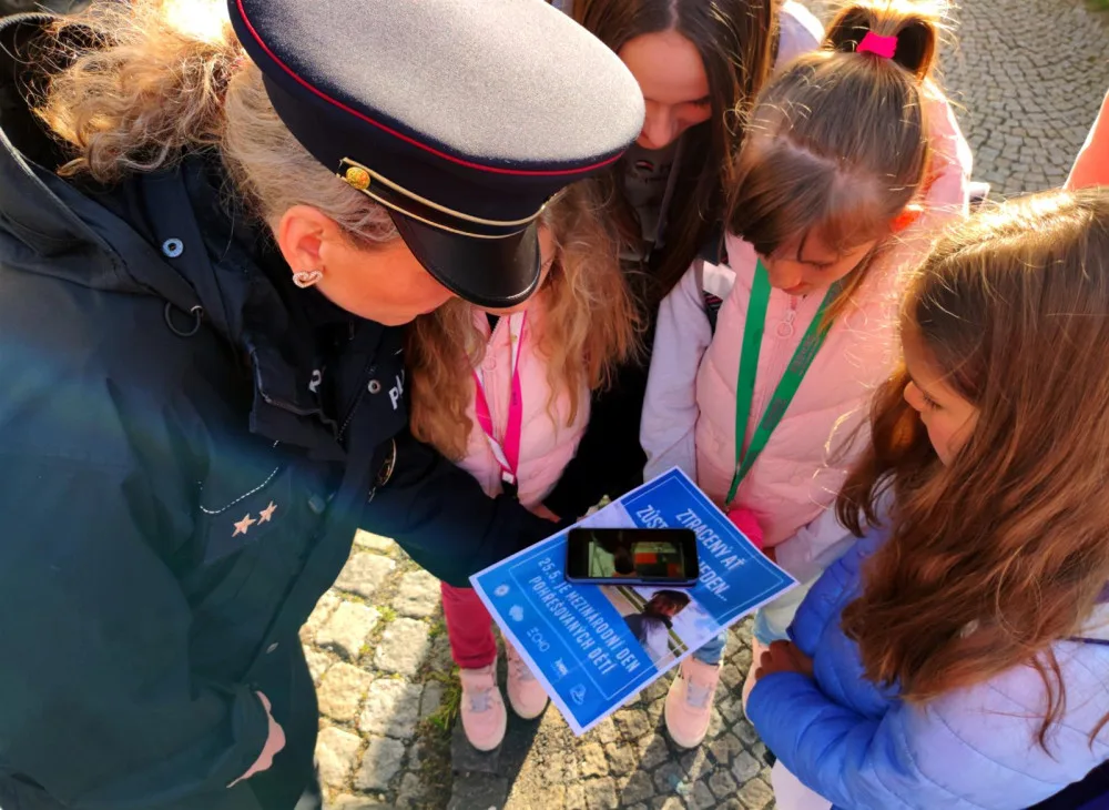 Ročně pátrá policie v Česku po více než tisícovce dětí, ty nenalezené si už dvacet let připomínáme Pomněnkovým dnem