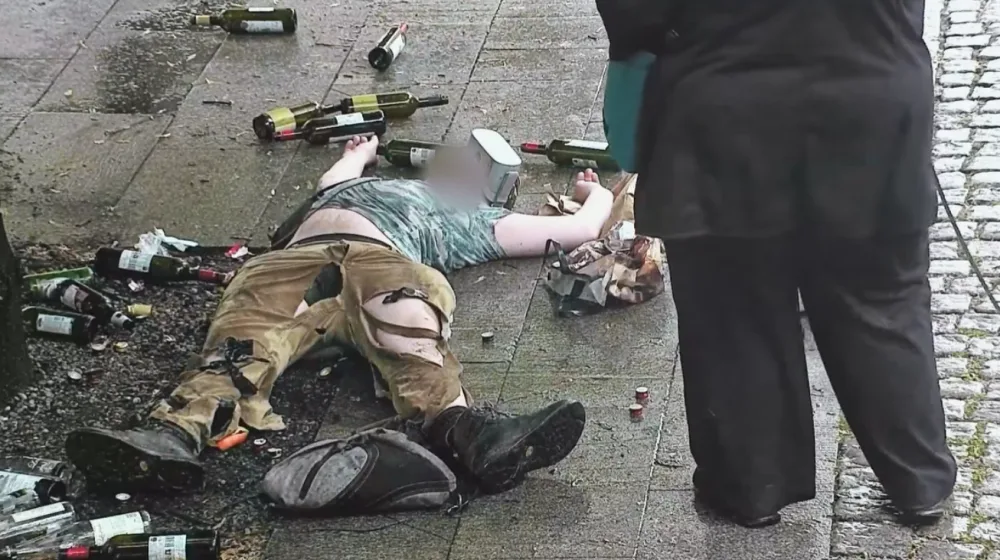 VIDEO: Student v roztrhaných kalhotách se válel po zemi a hrál si na opilého bezdomovce