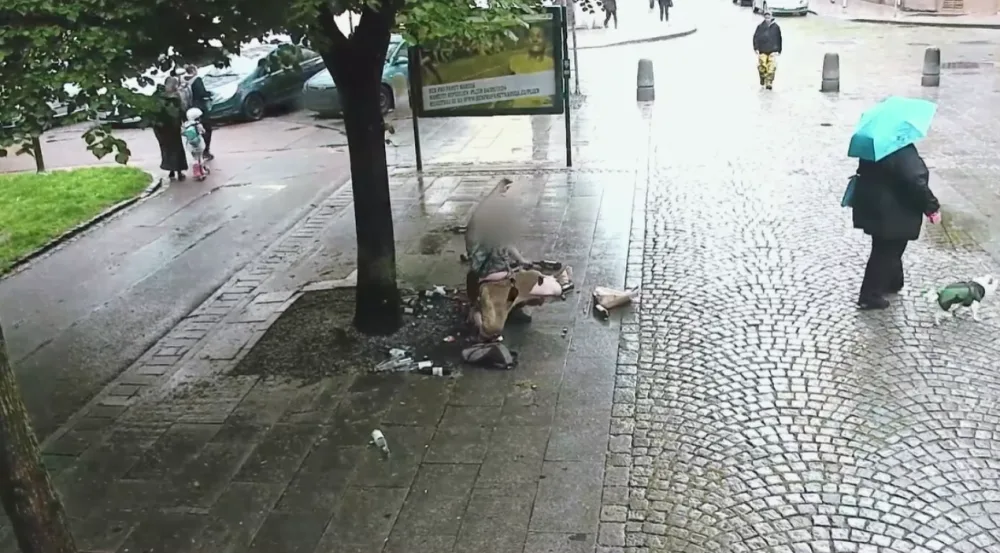 VIDEO: Student se v roztrhaných kalhotách válel po zemi a předstíral opilého bezdomovce
