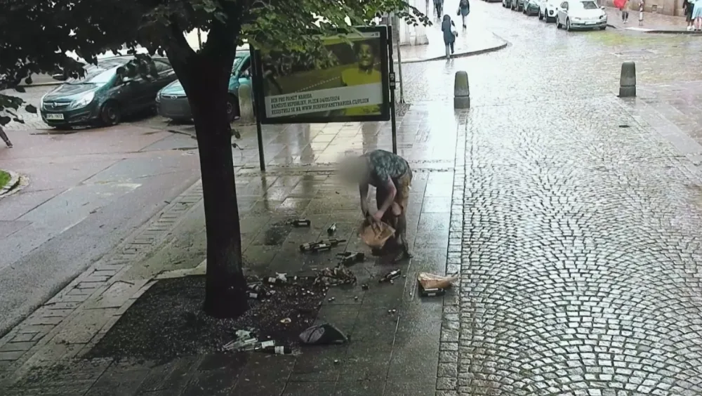 VIDEO: Student se v roztrhaných kalhotách válel po zemi a předstíral opilého bezdomovce
