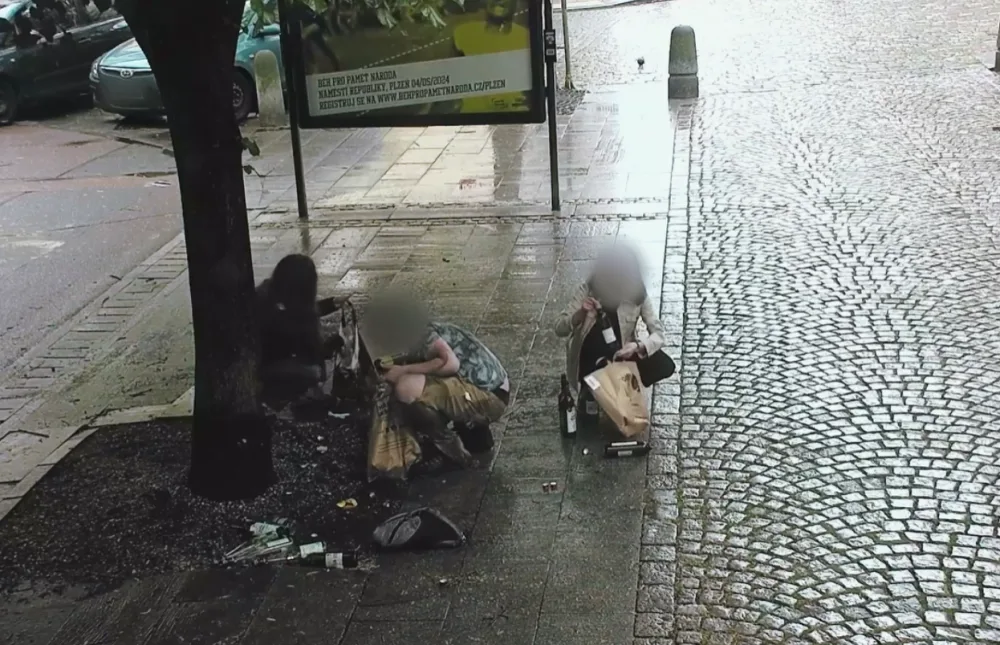VIDEO: Student se v roztrhaných kalhotách válel po zemi a předstíral opilého bezdomovce