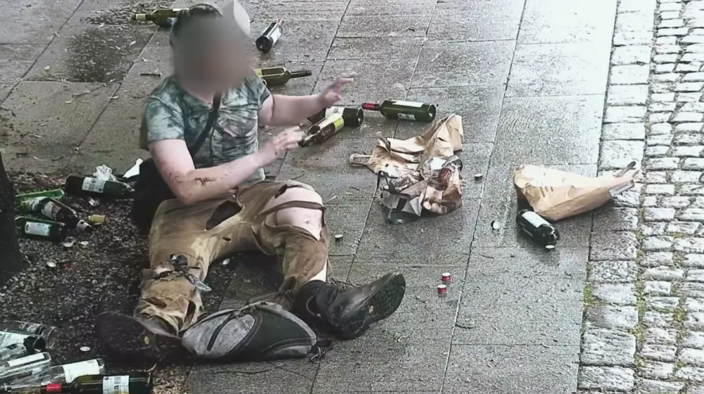 VIDEO: Student se v roztrhaných kalhotách válel po zemi a předstíral opilého bezdomovce