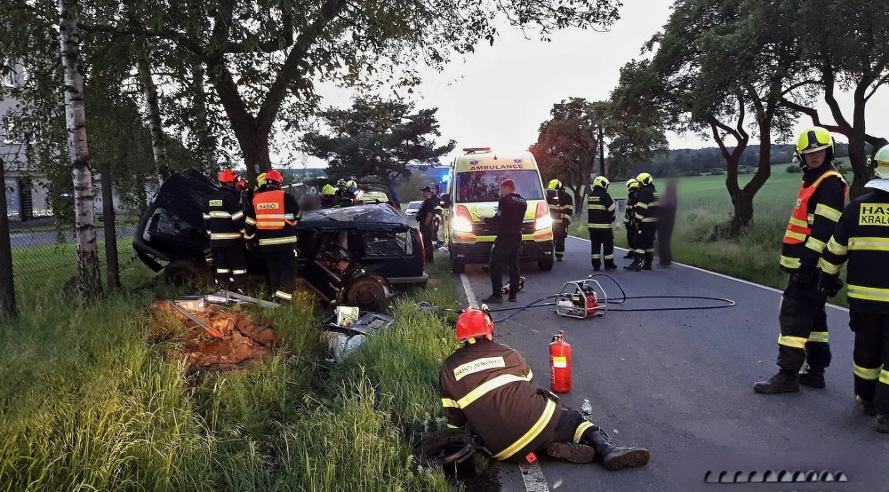 Čtyřiapadesátiletá řidička osobního auta zahynula po nárazu do stromu mezi obcemi Chříč a Holovousy na severním Plzeňsku