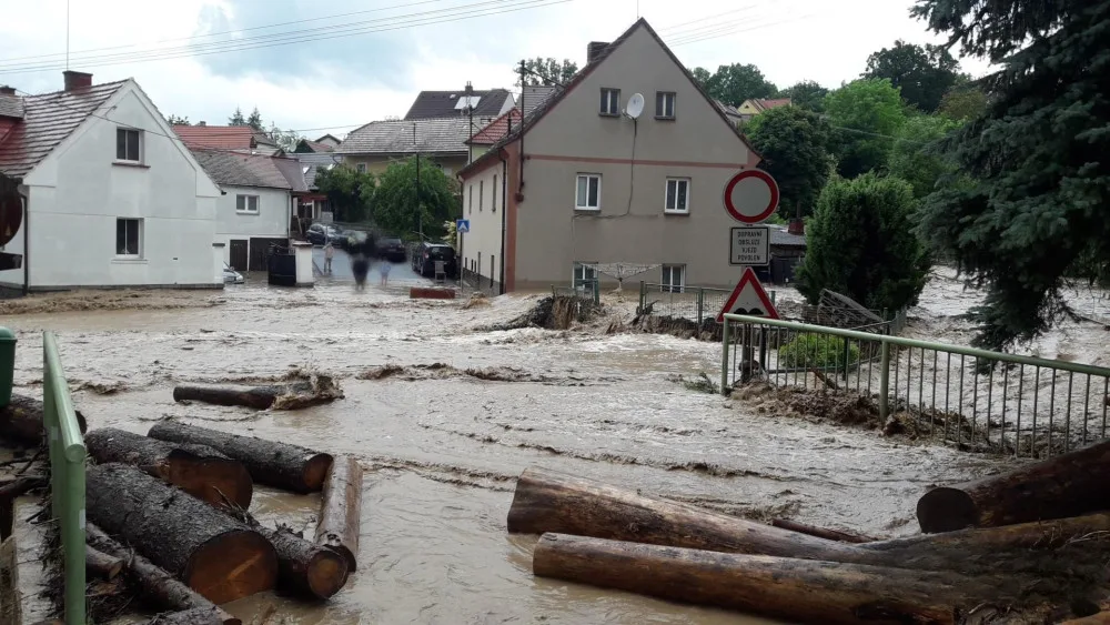 S vodou přišlo na silnice i množství bláta