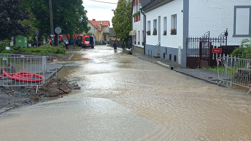 Několik příštích dní budou silničáři čistit vozovky i příkopy po víkendových záplavách v Plzeňském kraji