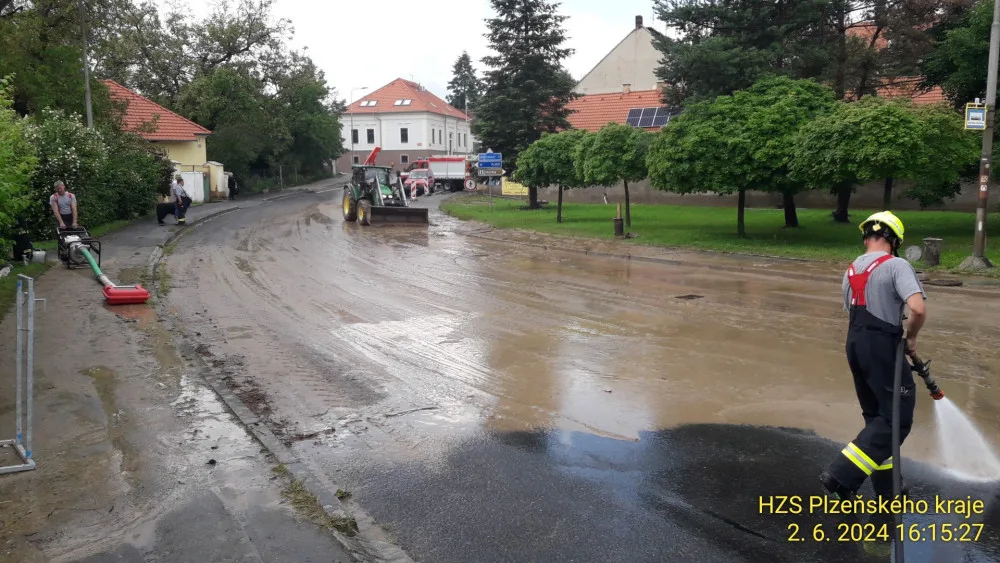 Několik příštích dní budou silničáři čistit vozovky i příkopy po víkendových záplavách v Plzeňském kraji