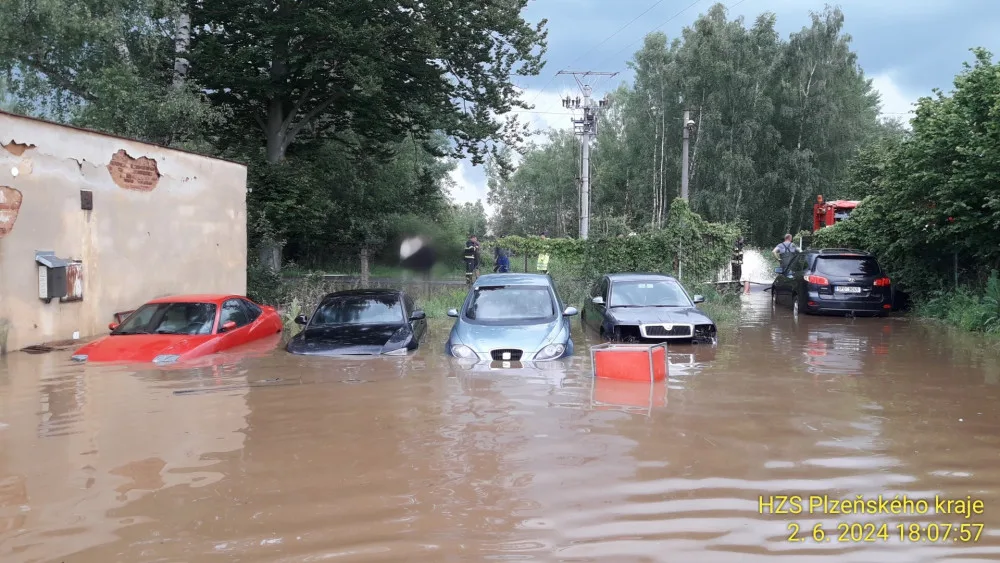 Několik příštích dní budou silničáři čistit vozovky i příkopy po víkendových záplavách v Plzeňském kraji
