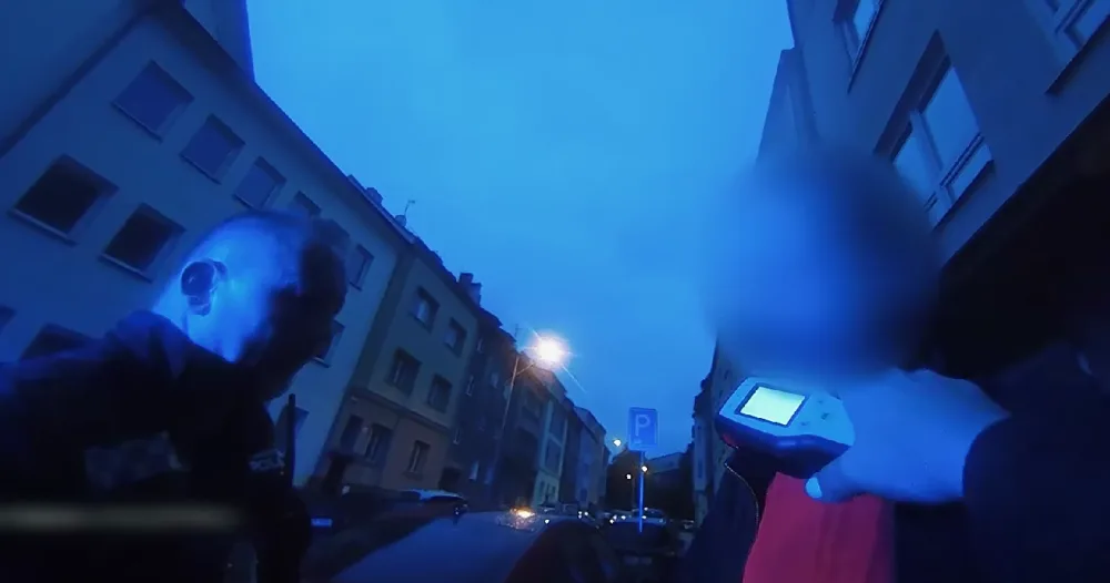 VIDEO: Silně opilý muž se vyhýbal neexistujícímu kamionu a zkřížil cestu policejnímu vozu