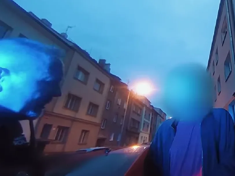VIDEO: Silně opilý muž se vyhýbal neexistujícímu kamionu a zkřížil cestu policejnímu vozu
