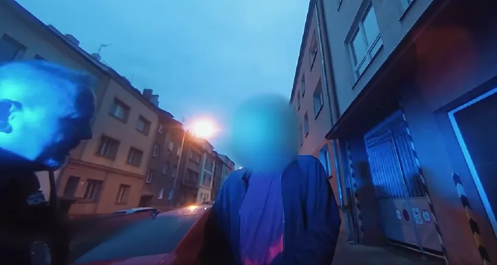 VIDEO: Silně opilý muž se vyhýbal neexistujícímu kamionu a zkřížil cestu policejnímu vozu