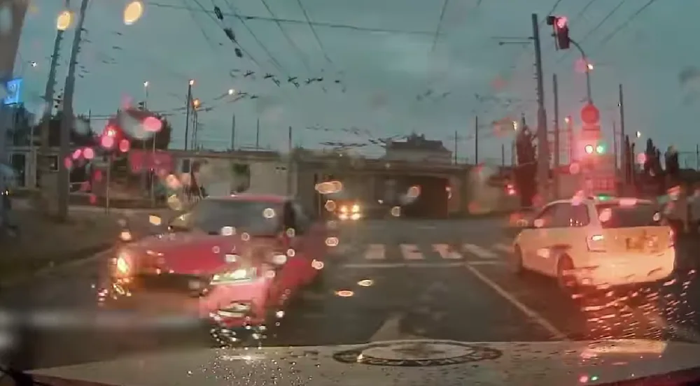 VIDEO: Silně opilý muž se vyhýbal neexistujícímu kamionu a zkřížil cestu policejnímu vozu