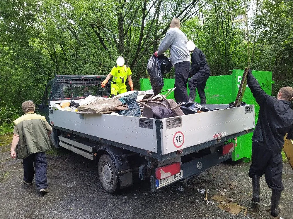 Vězni pomohli uklidit šest tun odpadků. V haldě bylo 150 injekčních stříkaček a malé kotě
