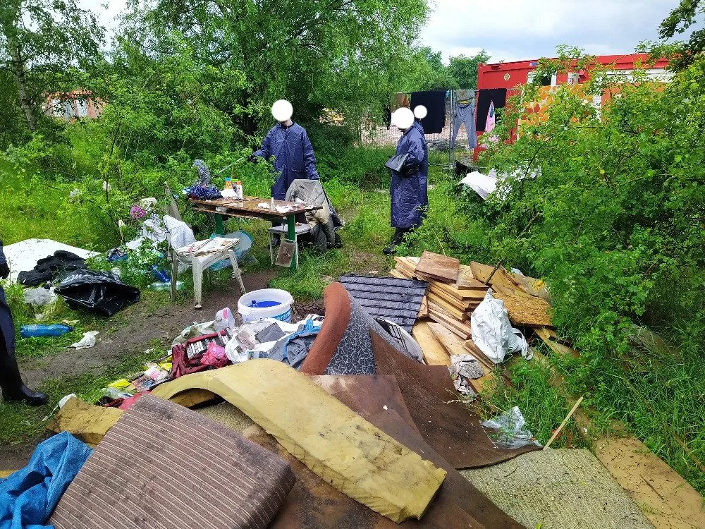 Vězni pomohli uklidit šest tun odpadků. V haldě bylo 150 injekčních stříkaček a malé kotě