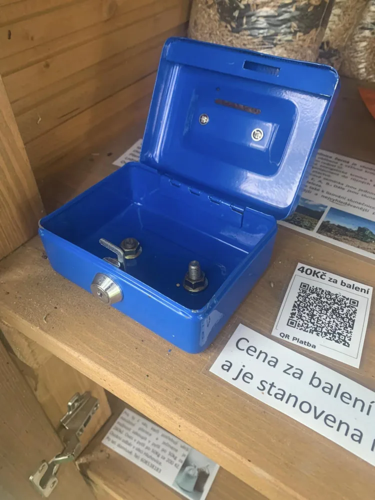 Zloději opakovaně vykrádají boudičky s krmením pro zvířata. Trhá mi to srce, říká autorka projektu