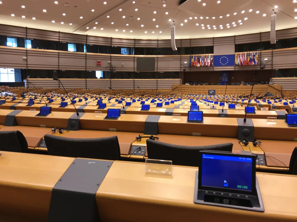 Tyto lavice v Evropském parlamentu v Bruselu už budou znát brzy své nové nájemníky