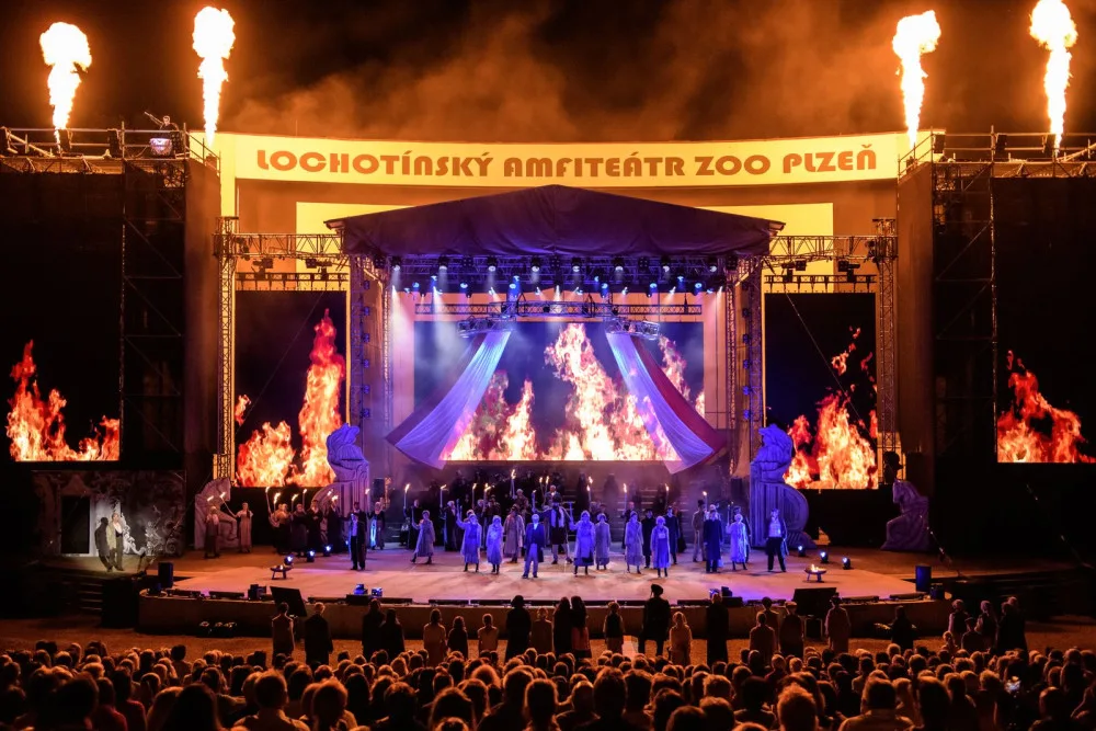 Fotografie jsou z minulých ročníků Noci s operou v Plzni