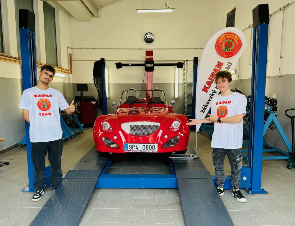 Škola proměnila staré garáže v moderní prostory, žáci se tam budou učit opravovat elektromobily