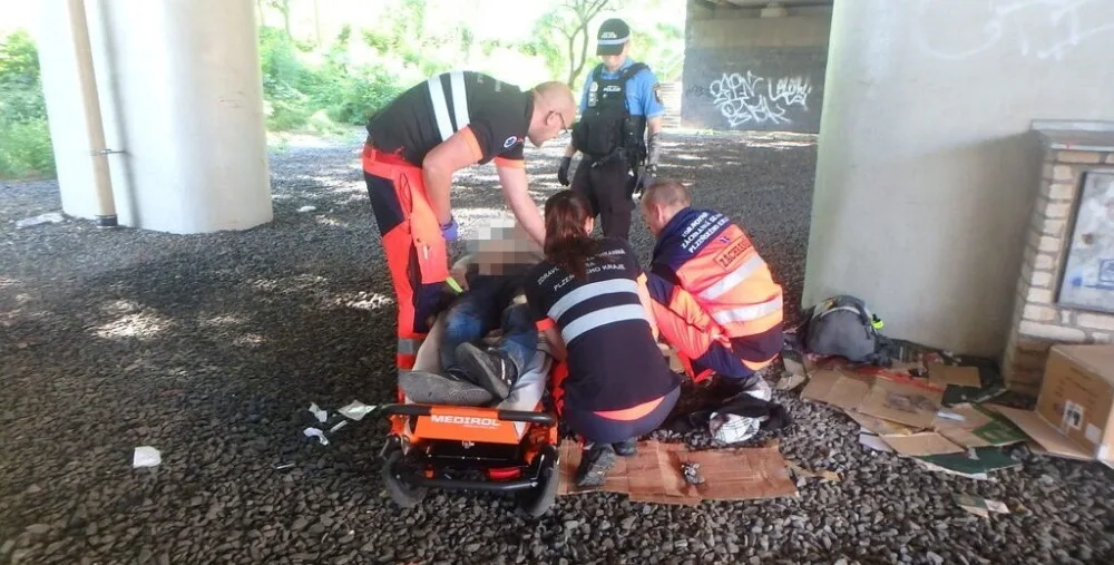 VIDEO: Strážníci bojovali o život pětatřicetiletého muže, zemřel později v nemocnici