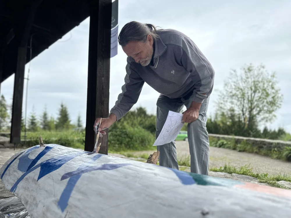 Mrtvé a uschlé šumavské kmeny oživovala desítka umělců svými malbami na rozhledně Poledník