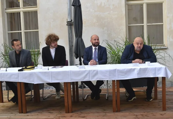Samotná tisková konference se uskutečnila také netypicky na dvorku historické radnice.