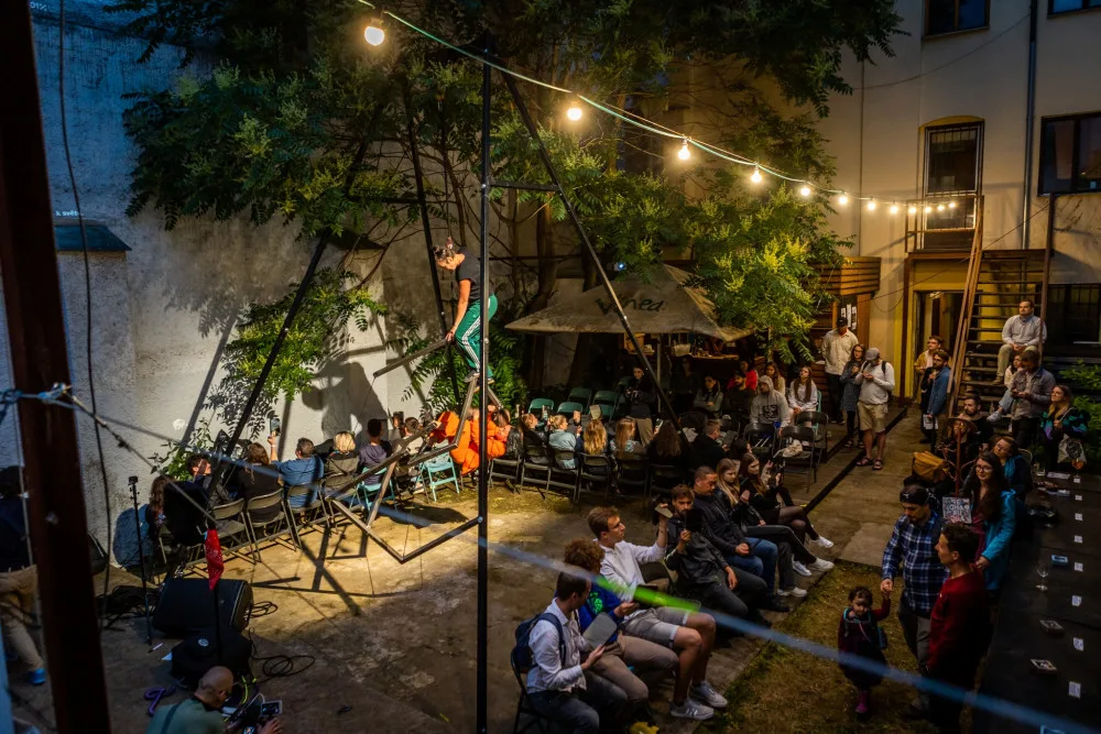 Akce bere návštěvníky na různá zajímavá místa v Plzni, foto: PechaKucha Night