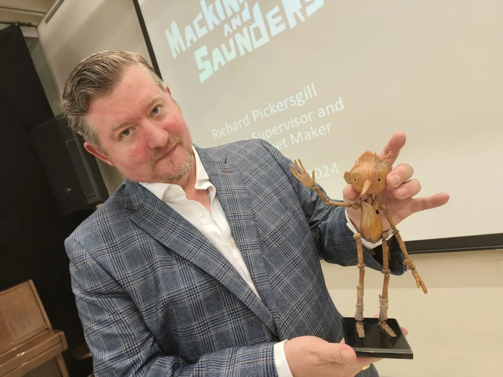Tim Burton a Guillermo del Toro jsou odlišní tvůrci a je radost s nimi pracovat, říká loutkář Richard Pickersgill