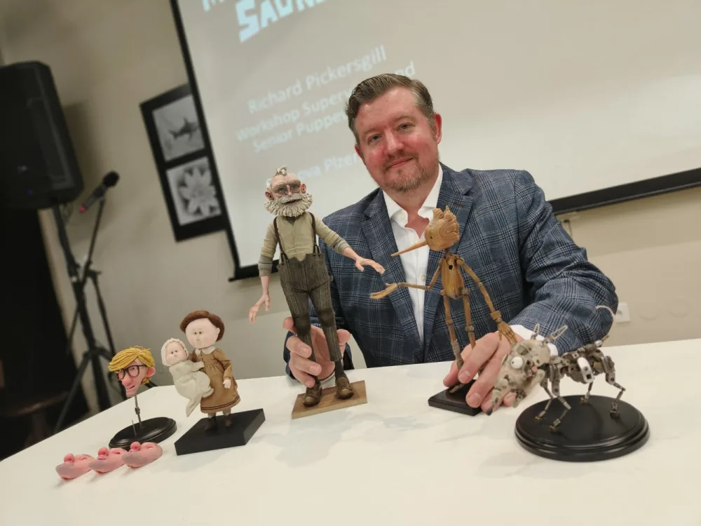 Tim Burton a Guillermo del Toro jsou odlišní tvůrci a je radost s nimi pracovat, říká loutkář Richard Pickersgill