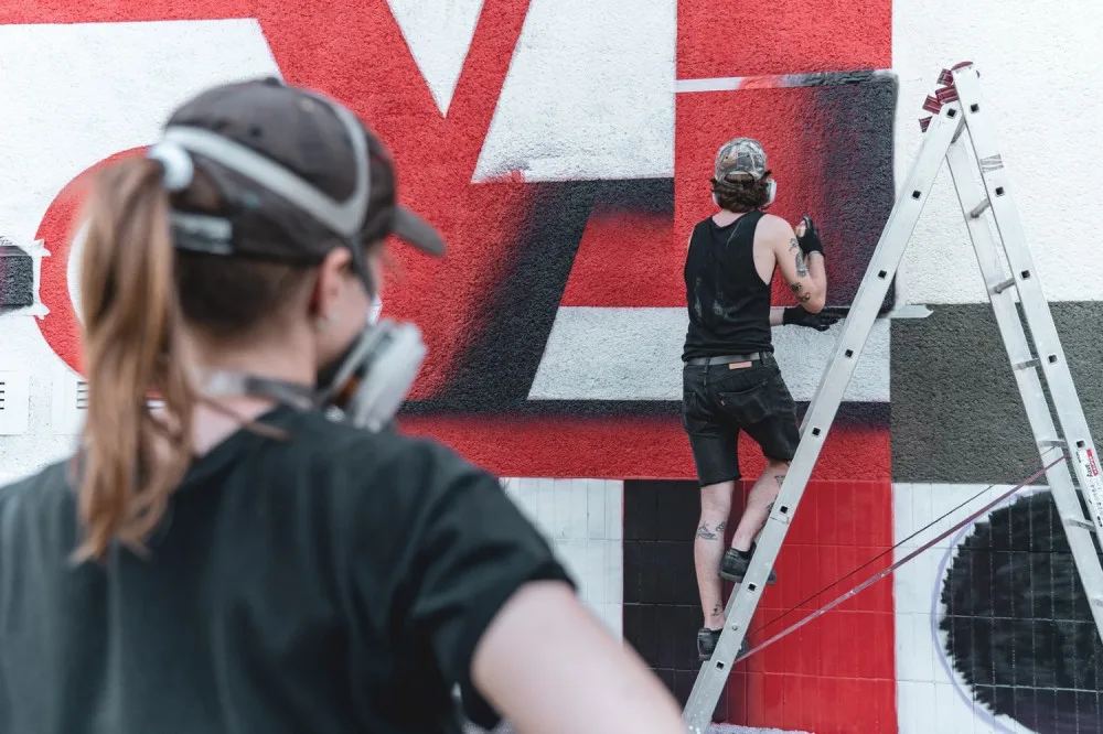 Festival WALLZ znovu rozzáří ulice západočeské metropole, umělci ozdobí viadukty i bytový dům