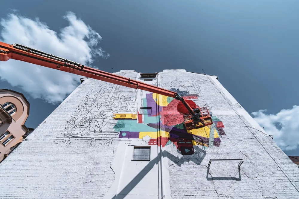 Festival WALLZ znovu rozzáří ulice západočeské metropole, umělci ozdobí viadukty i bytový dům