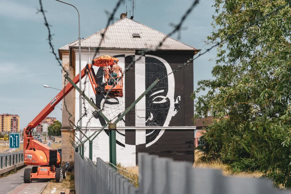 Festival WALLZ znovu rozzáří ulice západočeské metropole, umělci ozdobí viadukty i bytový dům