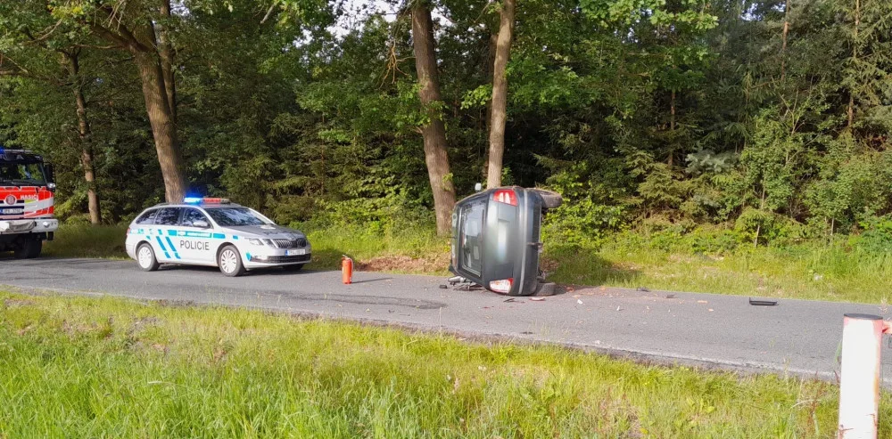 Řidič se chtěl vyhnout lesní zvěři a strhnul řízení, skončil zraněný a převrácený na boku