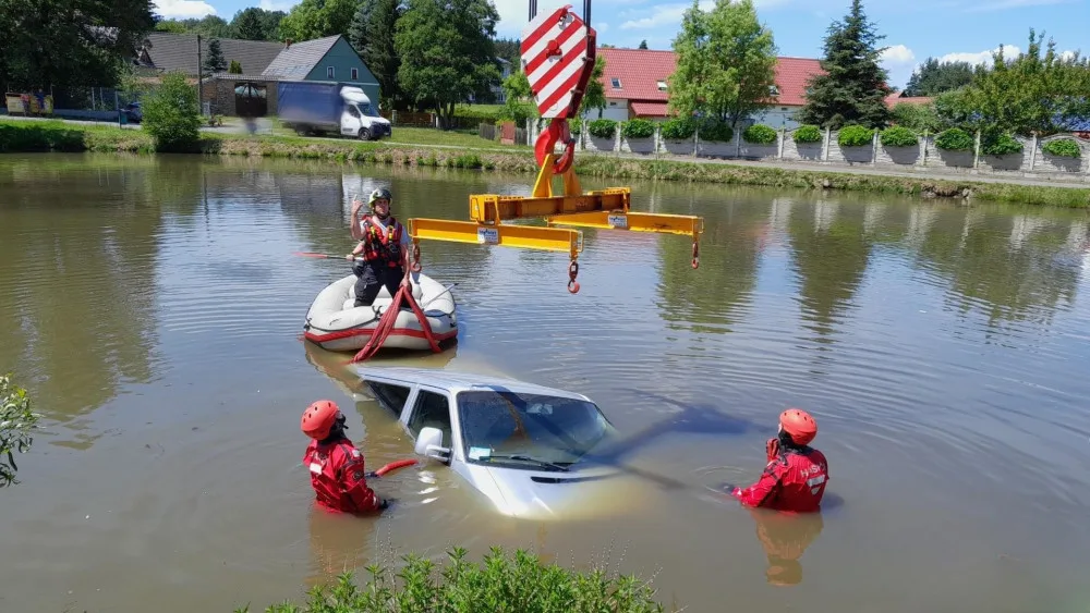 Dodávka se vedru záhadně zajela vykoupat do rybníka, kde se potopila až po střechu