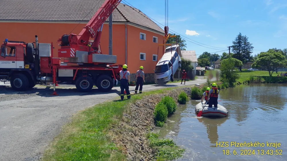 Dodávka se vedru záhadně zajela vykoupat do rybníka, kde se potopila až po střechu