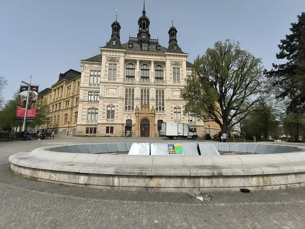 Rozsáhlá oprava fontány před muzeem je v plném proudu, voda z ní bude prýštit příští rok