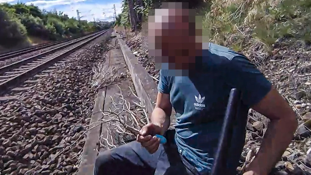 V kolejišti frekventované železniční trati se vrávoravě pohyboval muž s krvácející ránou na hlavě