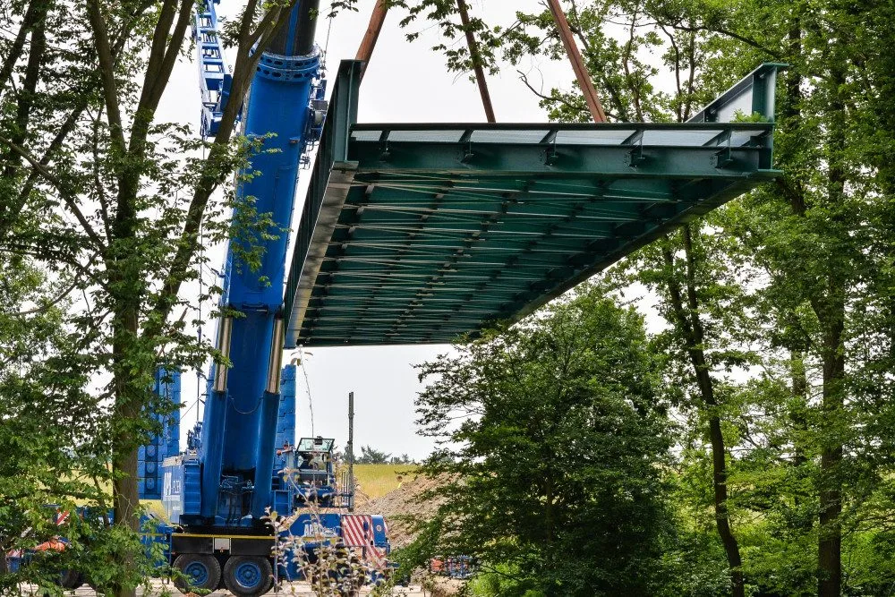 Nepoužívaná mostní konstrukce překlenula problematickou rokli, kde vzniká nový úsek stezky pro pěší i cyklisty