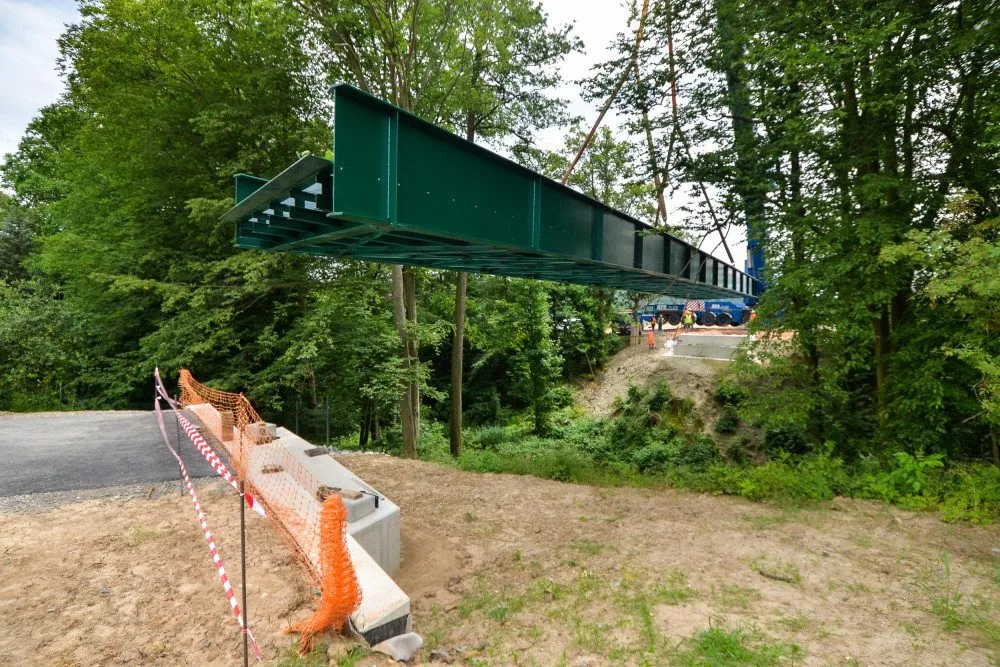 Nepoužívaná mostní konstrukce překlenula problematickou rokli. Vzniká tam stezka pro pěší i cyklisty