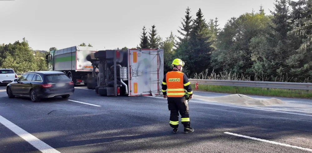 Převrácený přívěs zablokoval silnici, komunikaci zasypala krmná směs