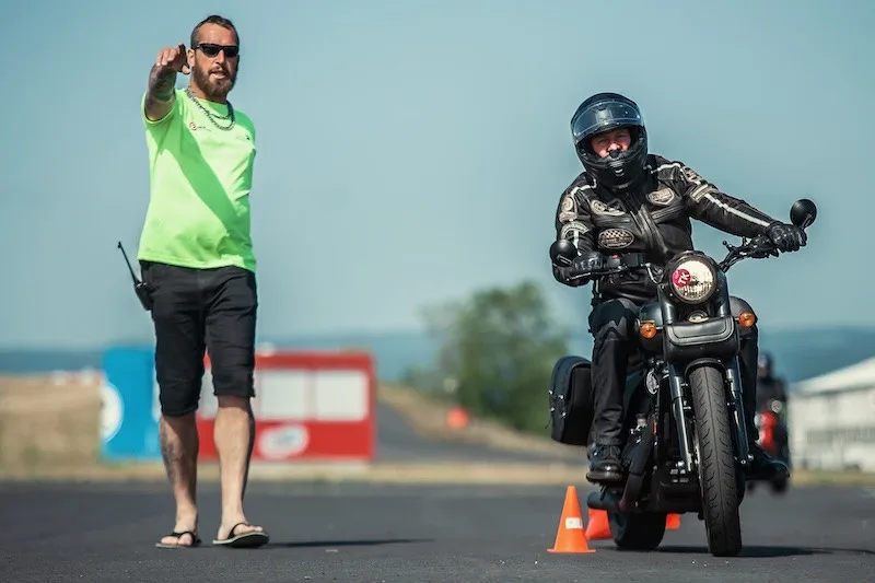 V prvních měsících roku zemřelo 23 motorkářů, těžce zraněných je téměř stovka. Zlepšit situaci pomohou specializované kurzy i unikátní videa