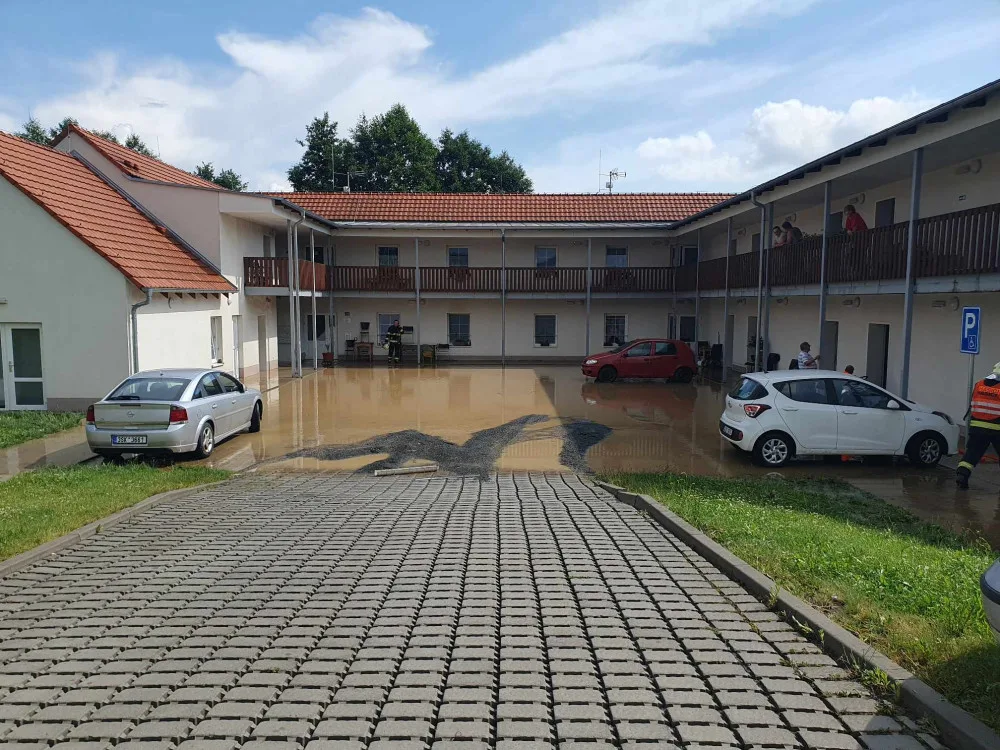 Přívalové deště opět vyplavily obec na Domažlicku, znovu pod vodou je i dům s pečovatelskou službou