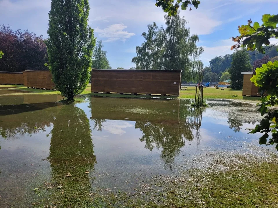 Kvůli následkům prudkých dešťů odkládá město dlouho plánované oslavy
