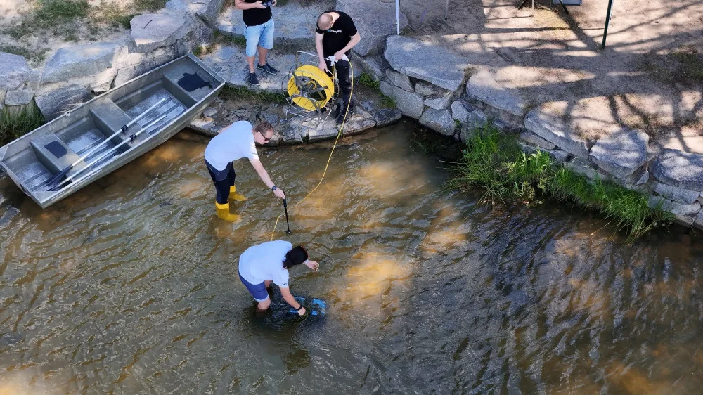 VIDEO: Speciální podvodní dron potvrdil výskyt masožravé rostliny v Seneckém rybníce