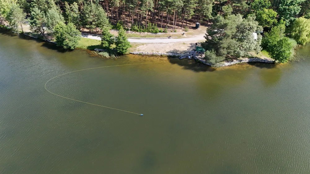 VIDEO: Speciální podvodní dron potvrdil výskyt masožravé rostliny v Seneckém rybníce