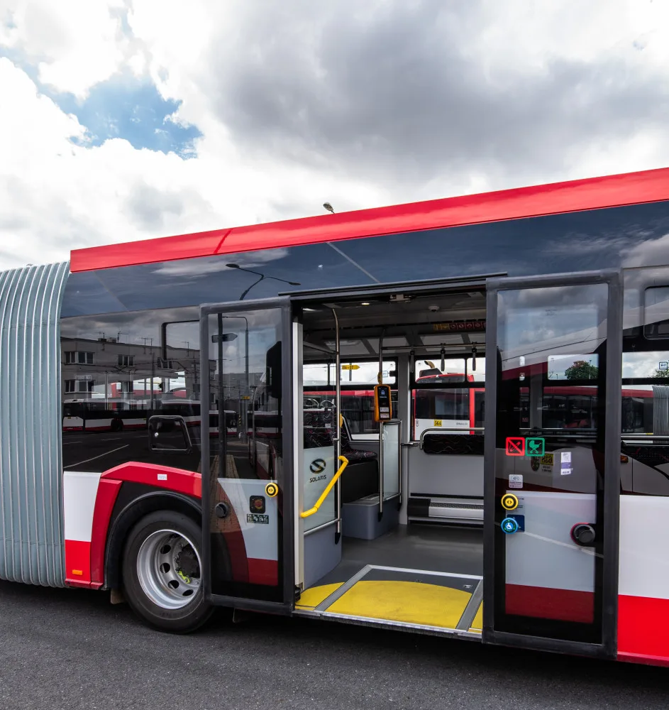 Cestující v Plzni budou vozit nové klimatizované autobusy, mají 18 metrů a předsuvné dveře