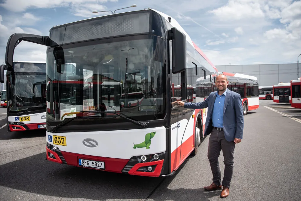 Cestující v Plzni budou vozit nové klimatizované autobusy, mají 18 metrů a předsuvné dveře