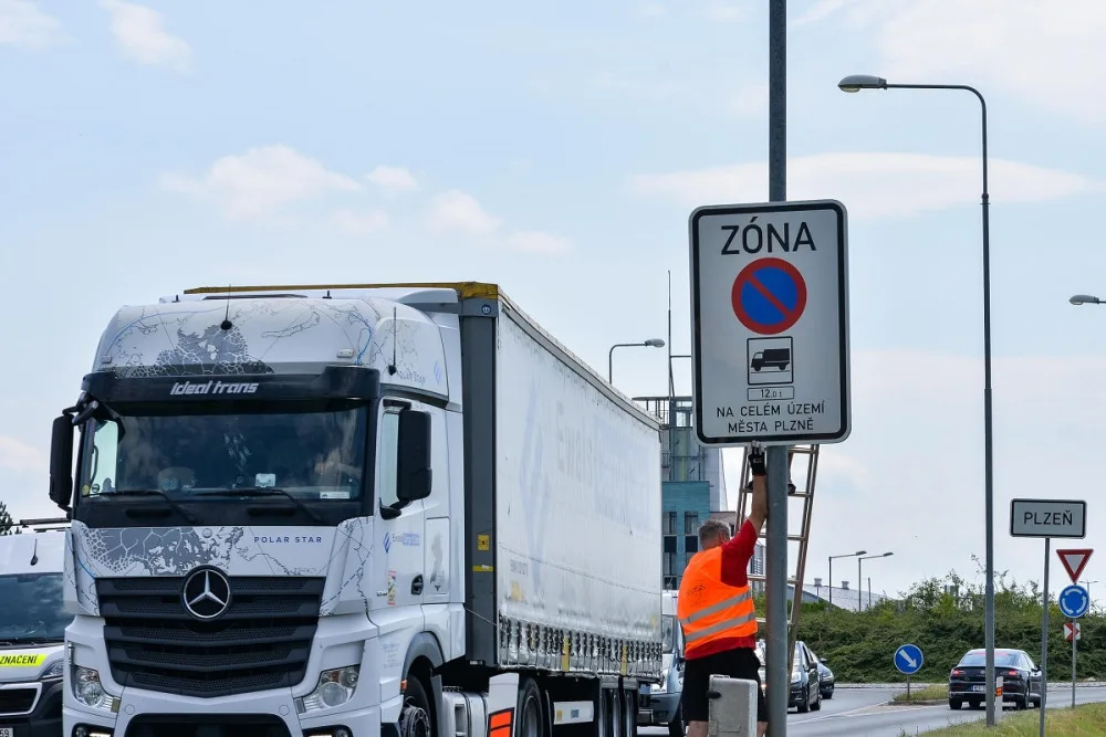 Kamiony už v Plzni nezaparkují, podle radnice mají řidiči využít dálniční odpočívky