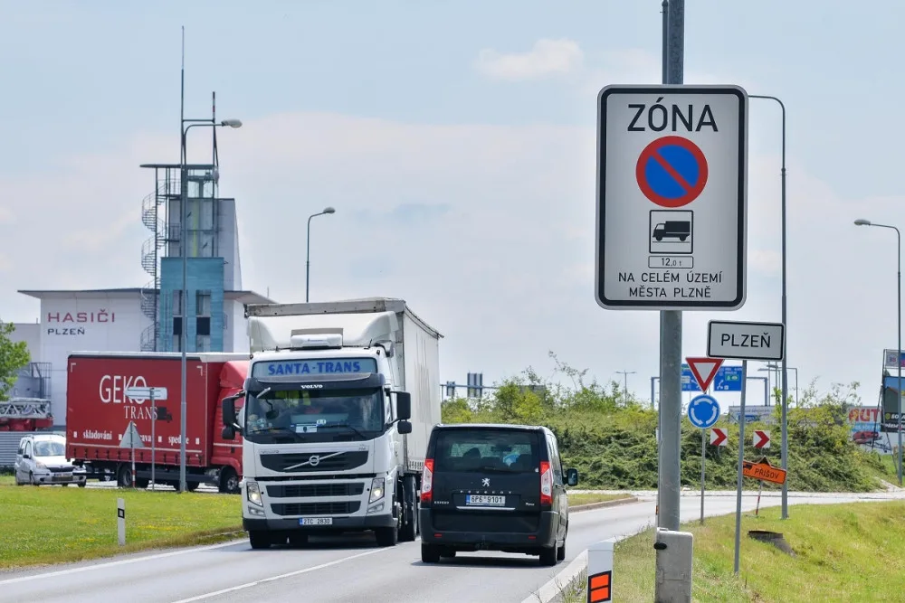 Kamiony už v Plzni nezaparkují, podle radnice mají řidiči využít dálniční odpočívky