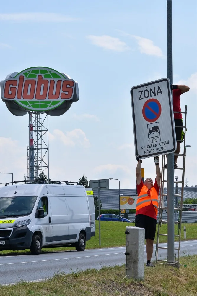 Kamiony už v Plzni nezaparkují, podle radnice mají řidiči využít dálniční odpočívky
