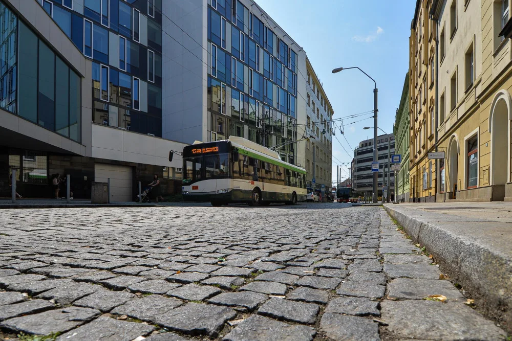 Goethova ulice dostane novou dlažbu a obrubníky, cestující v MHD se musí počítat s výlukou